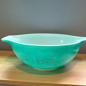 Pyrex slight chip on lip see pictures